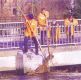 An der Holtemme-Brücke bei Nienhagen zogen Feuerwehrleute Treibgut aus dem Wasser.brFoto: Foto: Volksstimme