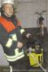 Feuerwehrmann F. Hoffmann führte mit der Pumpe einen mehrstündigen Kampf gegen das kalte Wasser.brFoto: Volksstimme