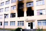 Durch Umgang mit offenem Feuer kam es zu diesem Brand. Die Fotos entstanden am Morgen nach dem Brand und zeigen die Auswirkungen auf die Außenfassade.