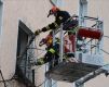 Ganze Arbeit leisteten Kettensägenführer Guido Nücklaus und Tobias Zwengel im Arbeitskorb der Drehleiter. Sie zerlegten den Baum präzise und ohne Folgeschäden an der Fassade. | Foto: Dennis Lotzmann