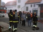 Die Trupps rüsten sich für den "Gang" in den Container.brFoto: Feuerwehr Halberstadt
