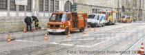 Die Halberstädter Feuerwehr vor dem Kolpinghaus, gegenüber den beiden Wohnblöcken in der Dominikanerstraße 20 und 21.brFoto: Volksstimme