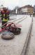 Fabian Rindert von der Feuerwehr Halberstadt pumpte am Vormittag Luft in den Gullyschacht, um das ausströmende Gas zu verdünnen.brFoto: Volksstimme