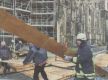 Die Holzwände rund um die Baustelle am Nordgiebel des Doms fegte der Sturm einfach um.brFoto: Volksstimme