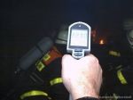 Temperaturmessung mit einem Laserthermometer an der Kleidung eines Feuerwehrmannes.brFoto: Feuerwehr Halberstadt