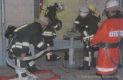 Mit geübten Handgriffen rollten die Feuerwehrmänner den Löschschlauch abbrFoto: Volksstimme