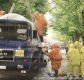 Unter Schutzanzügen wird der Gefahrguttransporter gesichert.brFoto: Volksstimme