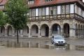 Massive Unwetterfolgen gab es am Montag in Halbersadt. An der Einmündung der Straße Unter dem Zwicken auf dem Domplatz bildete sich rasch eine riesige Pfütze.brFoto: Martin Weigle