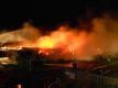 Flammen schlagen am Samstag gegen 1.45 Uhr aus der Lagerhalle in der TschaikowskistraßebrFoto: Feuerwehr Halberstadt