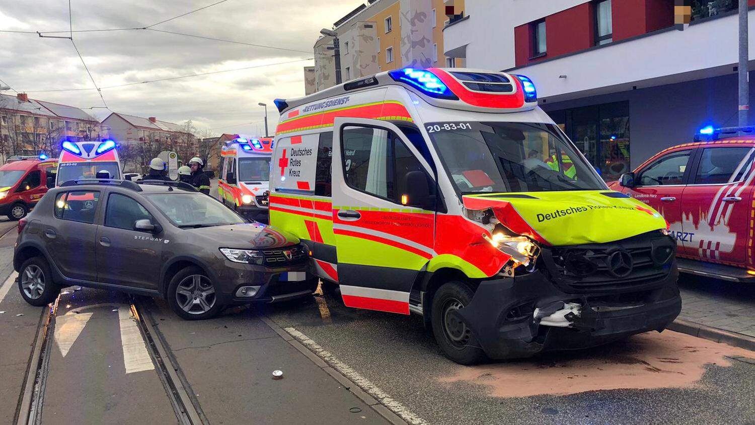 4 Verletzte nach Verkehrsunfall mit Rettungswagen – Kühlinger Straße